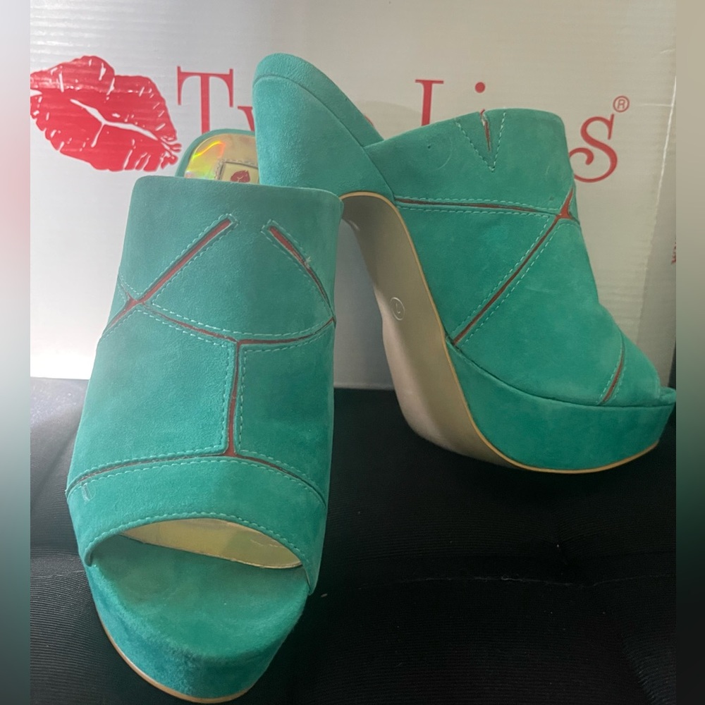 HEELS by Two Lips. EUC